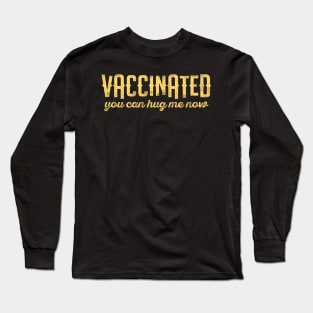 Vaccinated you can hug me now 2021 - Funny vaccine quote Long Sleeve T-Shirt